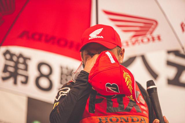 画像: ヒート2表彰式、涙をこらえきれなかった成田(2019年最終戦)