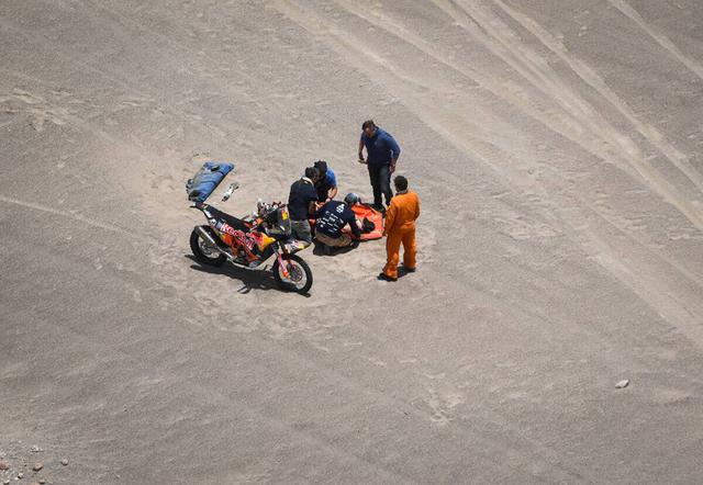画像: 想像を絶する熱さや寒さ、4000mを超える標高の高いエリアでの高山病など、転倒以外でも体調を崩すライダーが出て来てしまうのも、ダカールが世界一過酷なレースと言われる所以。