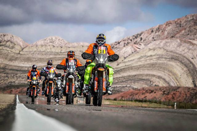 画像: マラソンステージがキャンセルになったとはいえ、次のステージまで数百キロはバイクで移動しなければならない。ライダーたちはサンフアンにあるエル・ゾンタサーキットまで、クルーと同じルートを使っての移動。