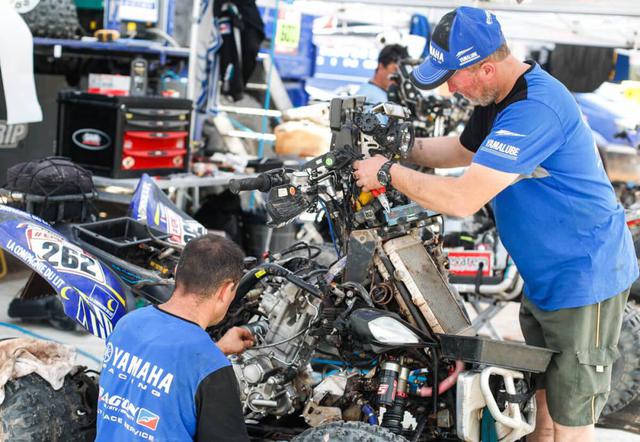 画像: レースが終了すると毎日こうしてフルメンテナンスが行なわれる。サポートメカニックはチームに2名ついていることが多い。