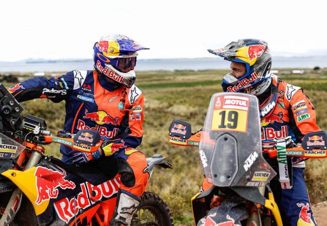 画像: ダカールラリーのライダーはライバル同士であり、お互い世界一過酷なレースを完走するための仲間でもある。ちなみに黄色いゼッケンナンバーはワークスチーム、ホワイトはプライベーターなどである。