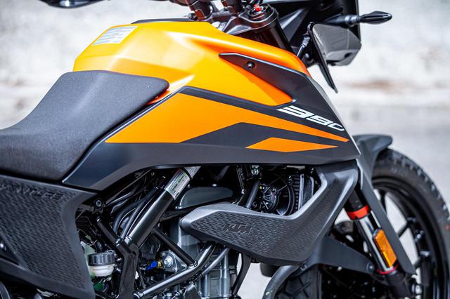 画像: タンクの張り出しはかなりデカイが、ライダーインターフェイスはレーサーに強いKTMならではで秀逸