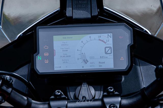 画像: インフォテイメント。MTC(トラコン)、ABSの設定ができる