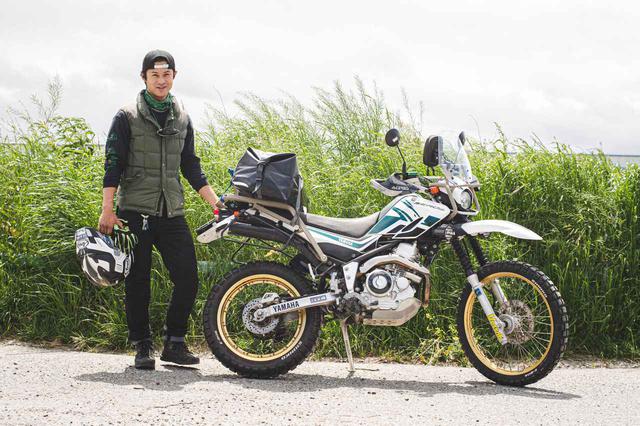 画像1: 180cmオーバーのモデル山下晃和が、どうやってセローをてなづけたか