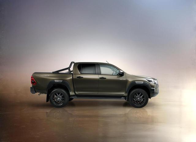 画像1: TOYOTA HILUX INVICIBLE