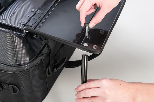 画像2: このシートバッグは荷物を詰めるだけじゃない。1つで2役、なんとテーブルに変形