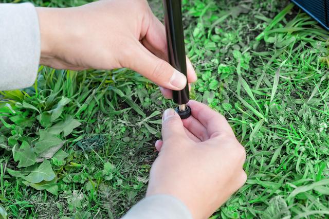 画像3: このシートバッグは荷物を詰めるだけじゃない。1つで2役、なんとテーブルに変形