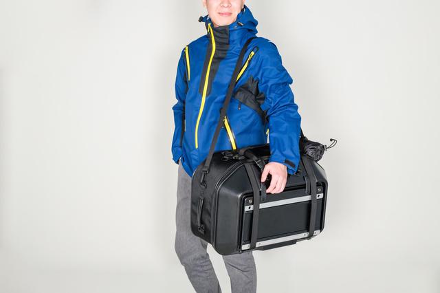 画像7: このシートバッグは荷物を詰めるだけじゃない。1つで2役、なんとテーブルに変形