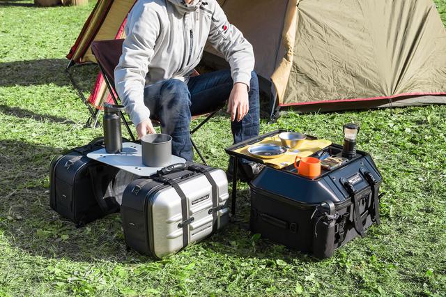 画像: 価格:¥36,000(税抜) カラー:ブラック、ブラウン、カーボン 本体重量:3,7kg サイズ:300(H)×540(W)×370(D)mm テーブルサイズ:43×38cm・高さ 30cm 素材:ポリカーボネイト、1680Dナイロン 付属品:レインカバー 適合車種:汎用品