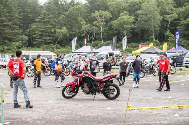 画像: 事前に申し込みしていたオーナーを対象に、スクールも実施された。モーターサイクルジャーナリストである松井勉氏と三橋淳氏による、狭いところでスムーズかつ安全にUターンするコツや、大型バイクを取り扱う基本がレクチャーされていた。