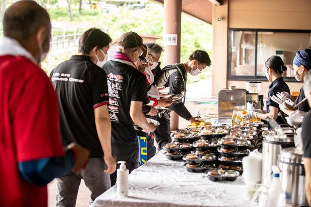 画像: 毎年豪華なビュッフェ形式の食事がウリのイベントだが、今年はコロナウイルス対策でお弁当に。涼しい食事スペースが解放され、食後にはコーヒーも振舞ってくれた。