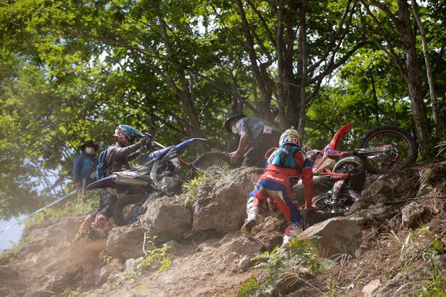 画像: トップライダーも苦戦する場面が見られたガレたヒルクライム。