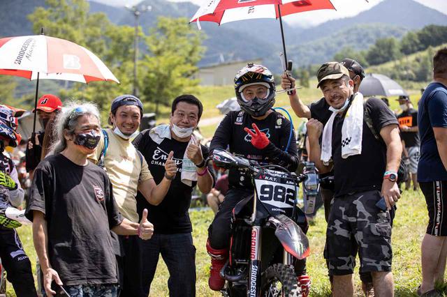 画像: 成田も同じ東北のJNCCベテランライダー野頭ら、ファンと記念写真を撮影。