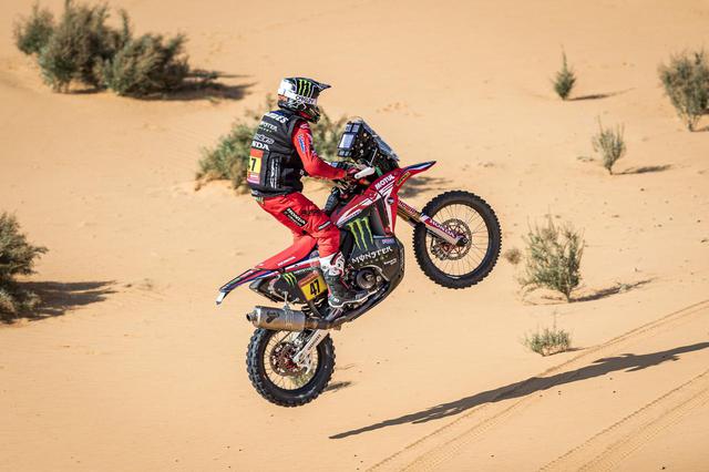 画像: デューンにおいては、かなり無理なジャンプを強いられることも。CRF450RALLYのテーパー型スイングアームは、強靱でありながら、優れたドライバビリティを実現する