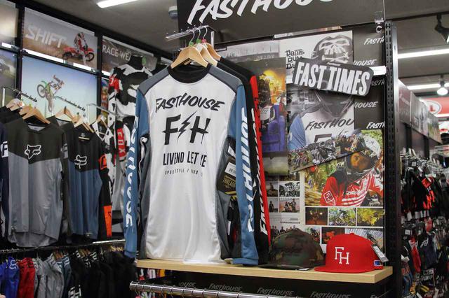 画像: これもお手製のFASTHOUSEブース。ね、イカしてるでしょ?