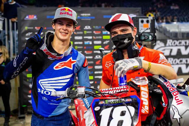 画像: 2021年のスーパークロスRd.2、初優勝を飾ったジェット・ローレンス。安定感こそないが、スピードがある。初優勝は先乗りされてしまった