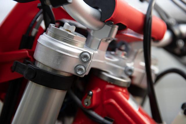 画像: 低めに設定される、GASGASのハンドルまわり