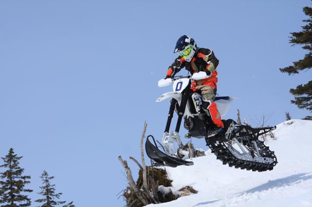 画像: スノーバイクを駆る矢野さん。1月から3月はルスツのビッグベアでスノーバイクレンタルツアーも実施している