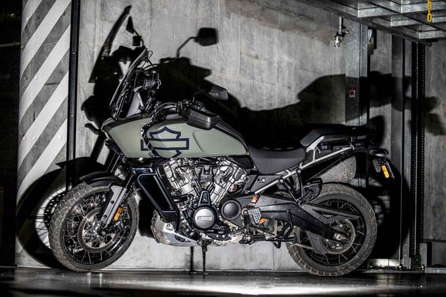 画像1: ハーレーの新型水冷エンジンを搭載したアドベンチャー、パンアメリカをマディのオフロードでテイスティング