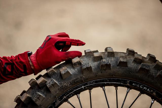 迷ったらコレ、MX/XC両方いけちゃうタイヤVX30がデビュー (1/2) - Off1