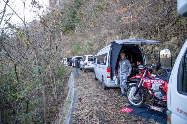 画像: ライダーのパドックはこのように細い林道をバイク一台分通れるスペースだけ確保して奥から詰めるように並べていった。