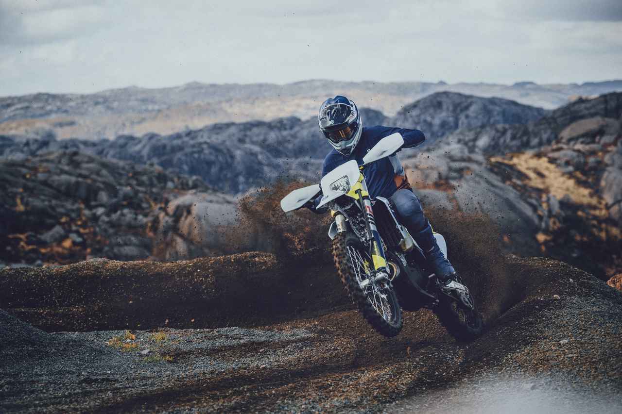画像 : 6番目の画像 - 「ハスクバーナのTE/FEシリーズ、2024年モデルは2ストと4ストともにフルモデルチェンジ」のアルバム - Off1.jp（オフワン・ドット・ジェイピー）