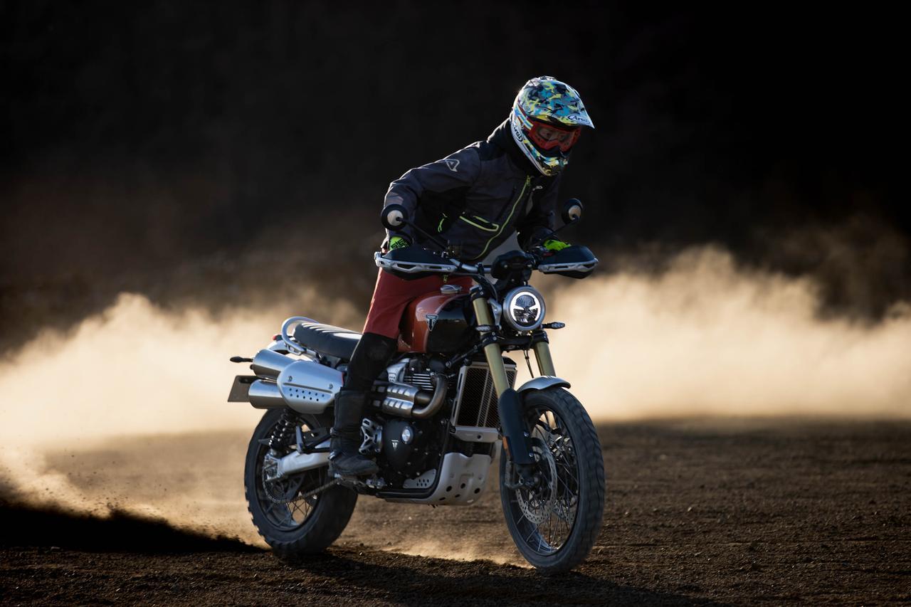 ローヘン・トップス(ブラミンク、カオス、ハイク、マメ、サカイ TRIUMPHの新型SCRAMBLER1200 XEは、本気でオフロードが楽しめる60年代