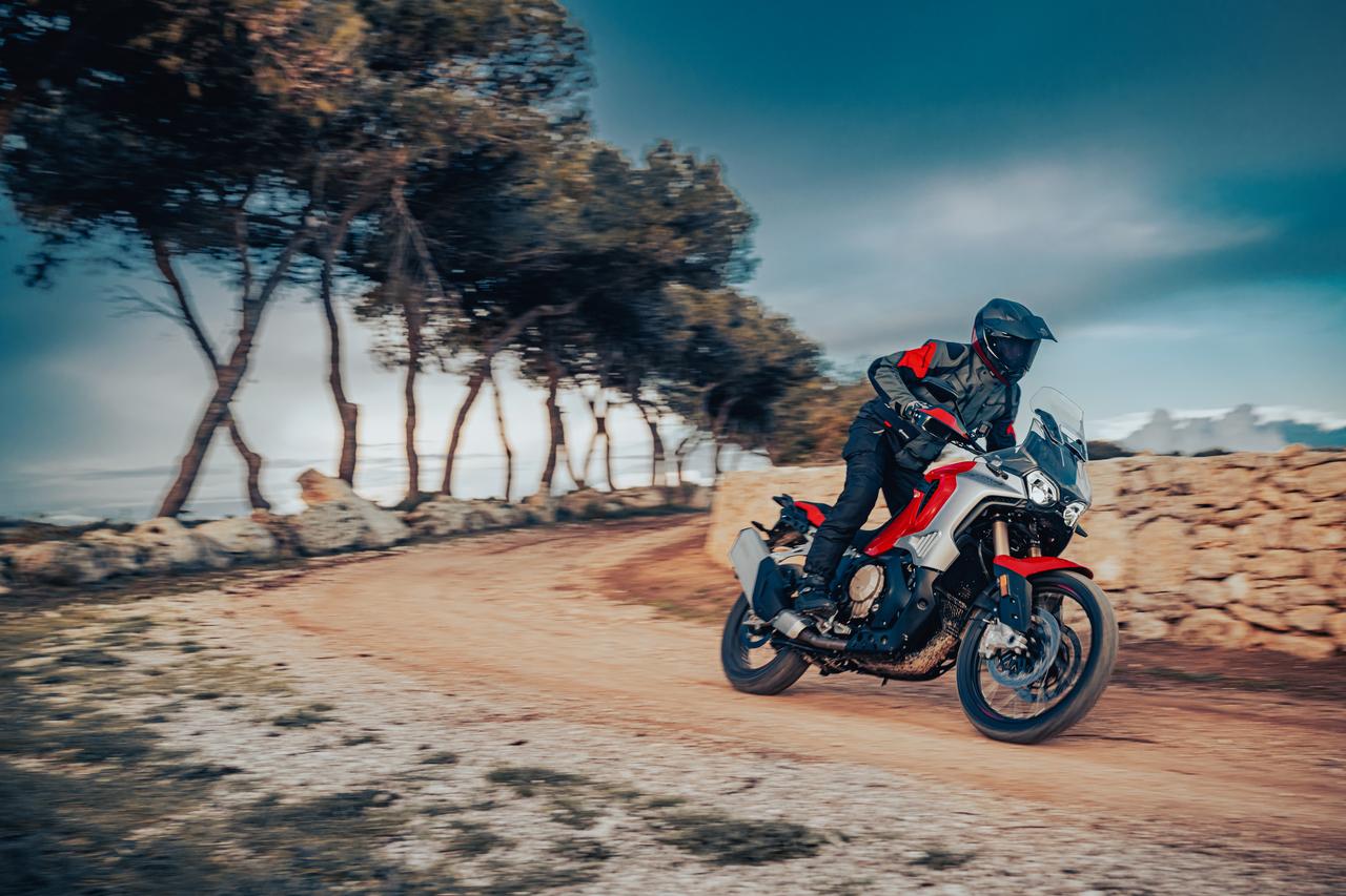 MV Agusta アグスタ　3気筒用　カーボンエキゾーストカバー　希少な艶なし MVアグスタのアドベンチャーが登場。3気筒エンジン搭載、その名