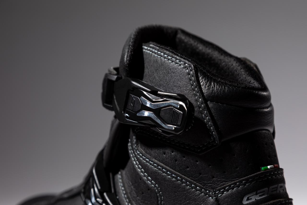 ガエルネ✕ジャペックスのツーリングブーツ「パンテーラ」がモデル 