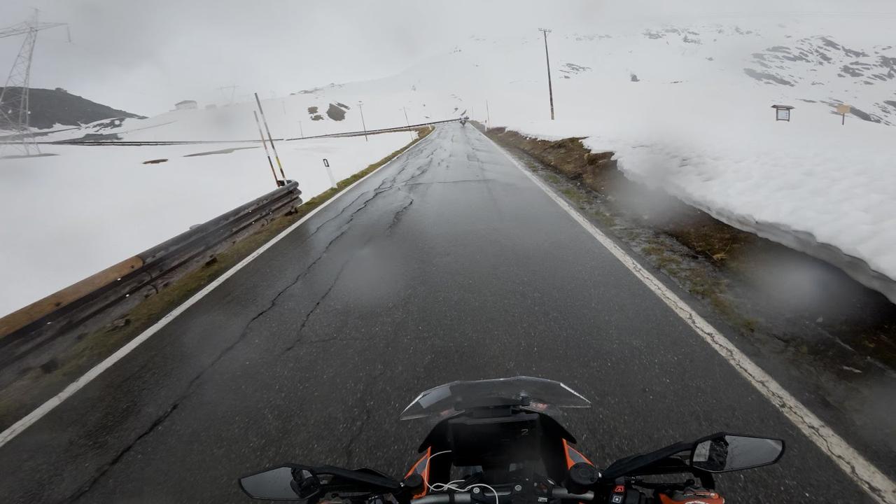 画像: ステルヴィオ峠は気温5度。雨に降られたが、それでも身体は冷えない