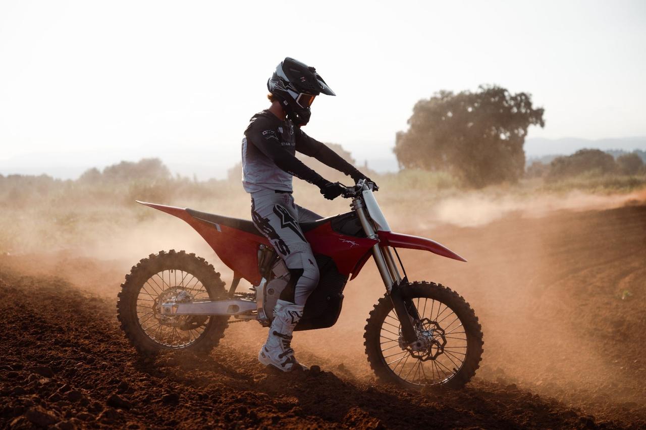 画像: STARK FUTURE、新型電動モトクロス「STARK VARG MX 1.2」を発表。待望の航続距離20%アップ