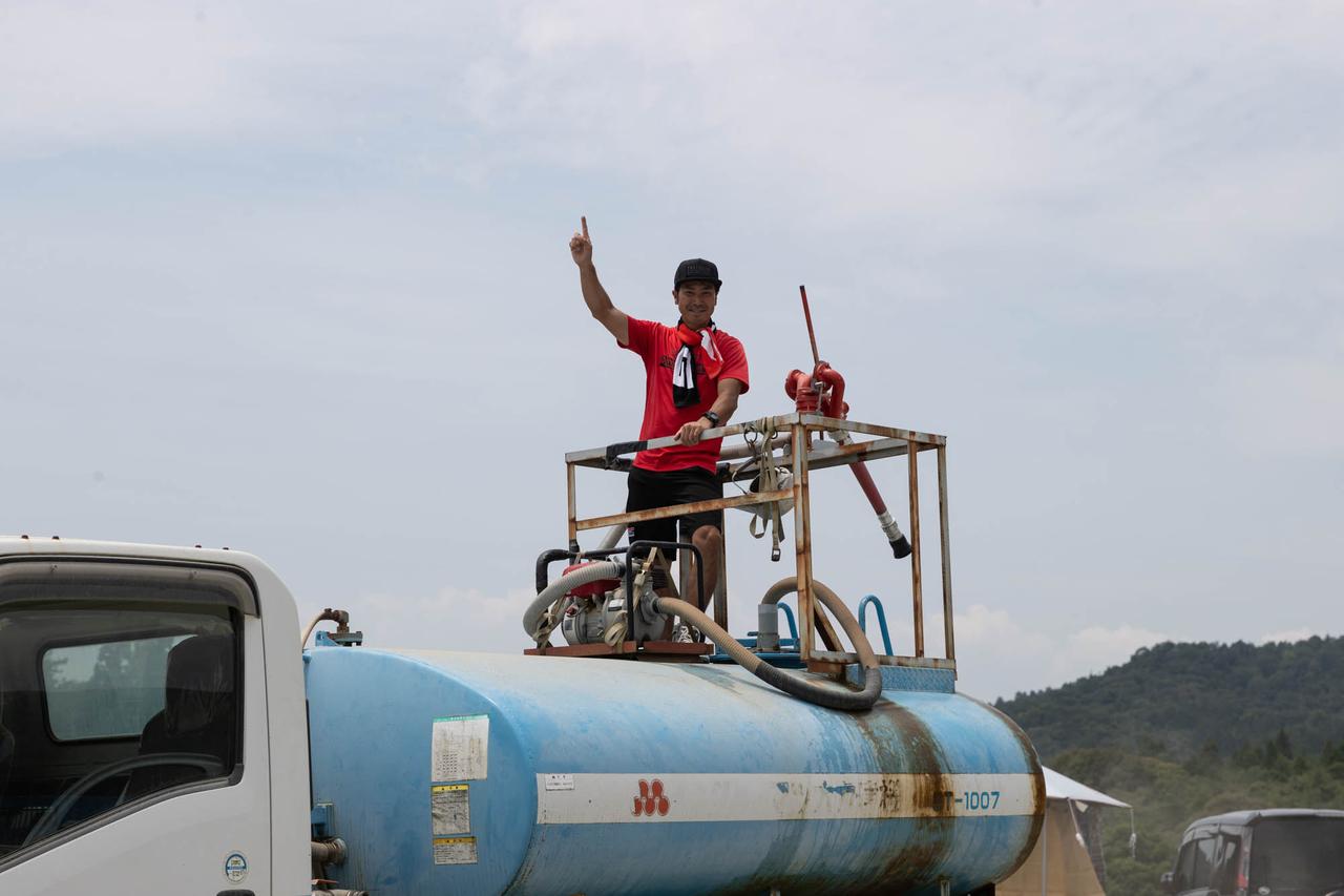 画像: 44キッズクロスを主催する小島庸平さんが自ら散水。散水車に乗る姿も様になっていました