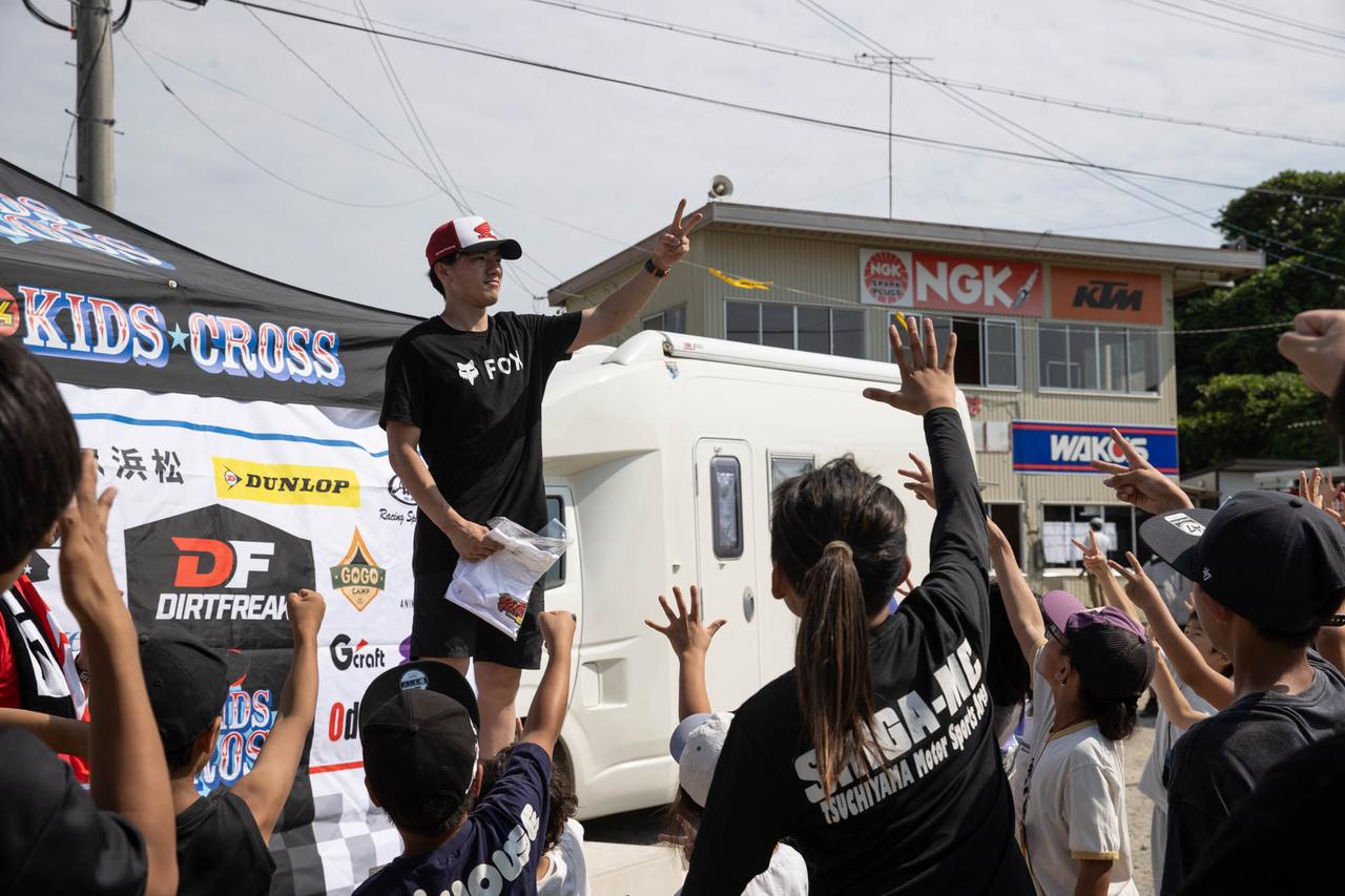 画像: 毎回豪華景品が用意されるレース後のジャンケン大会、今回は大倉選手のTシャツも!