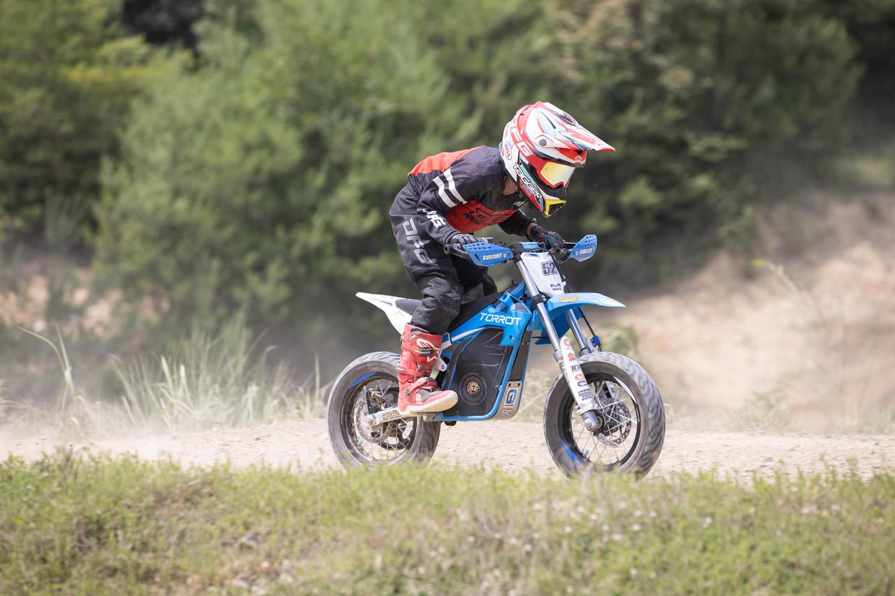 画像1: 白熱するトップ争い、小田と篠田が勝利を分け合う。MOTO-Eクラス