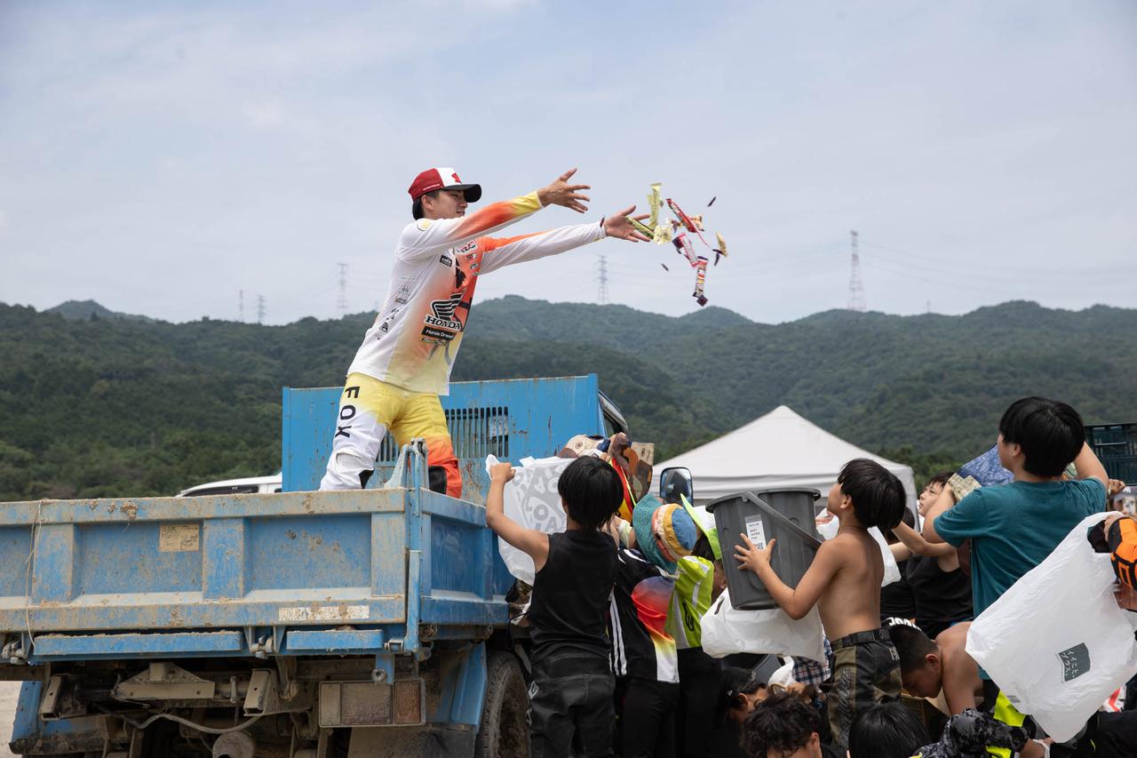 画像: 毎戦恒例の菓子まきは今回も大盛り上がり!