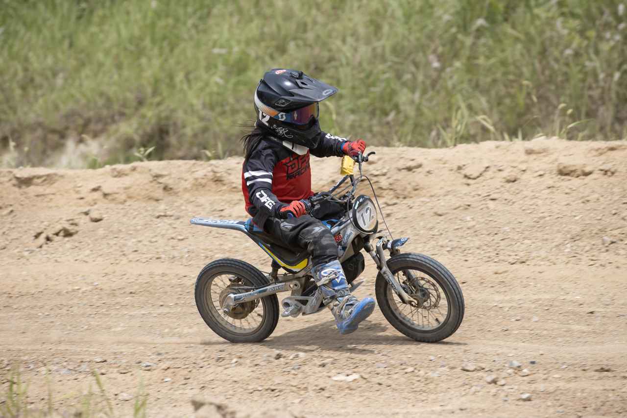 画像3: 白熱するトップ争い、小田と篠田が勝利を分け合う。MOTO-Eクラス