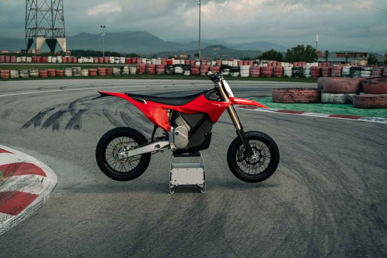 画像1: 80馬力の最強公道モタードが爆誕、Stark VARG SM