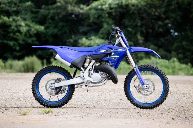 画像: 2026モデルのYZ125。21年目、キャブレターのセッティングをメインにモデルチェンジされた