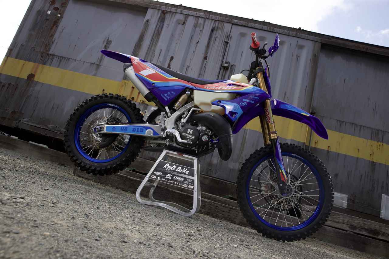 画像: クロスカントリーシーンでは、今も日本のトップライダーにとってYZ250Xこそ最速のマシン