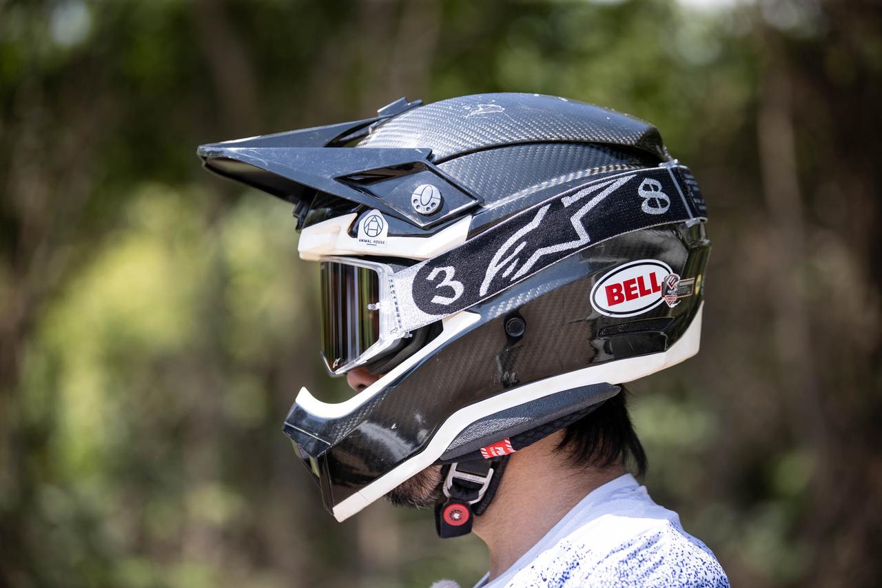 画像: ストラップが斜めに生えていて正しくかっこよくつけられるところもナイス。モトクロスを隅から隅まで知ってるメーカーの気遣い