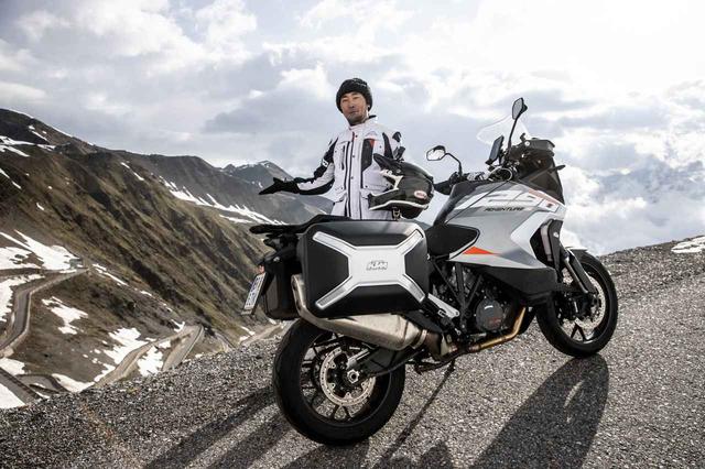 画像: ステルヴィオ峠とKTM 1290 ADVENTURE S