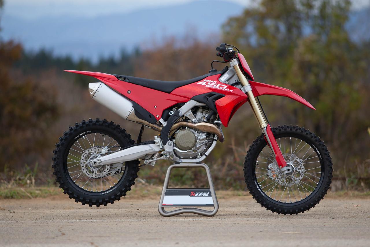 画像: 話題のドゥカティモトクロッサーをレビュー、いい意味で250のような450