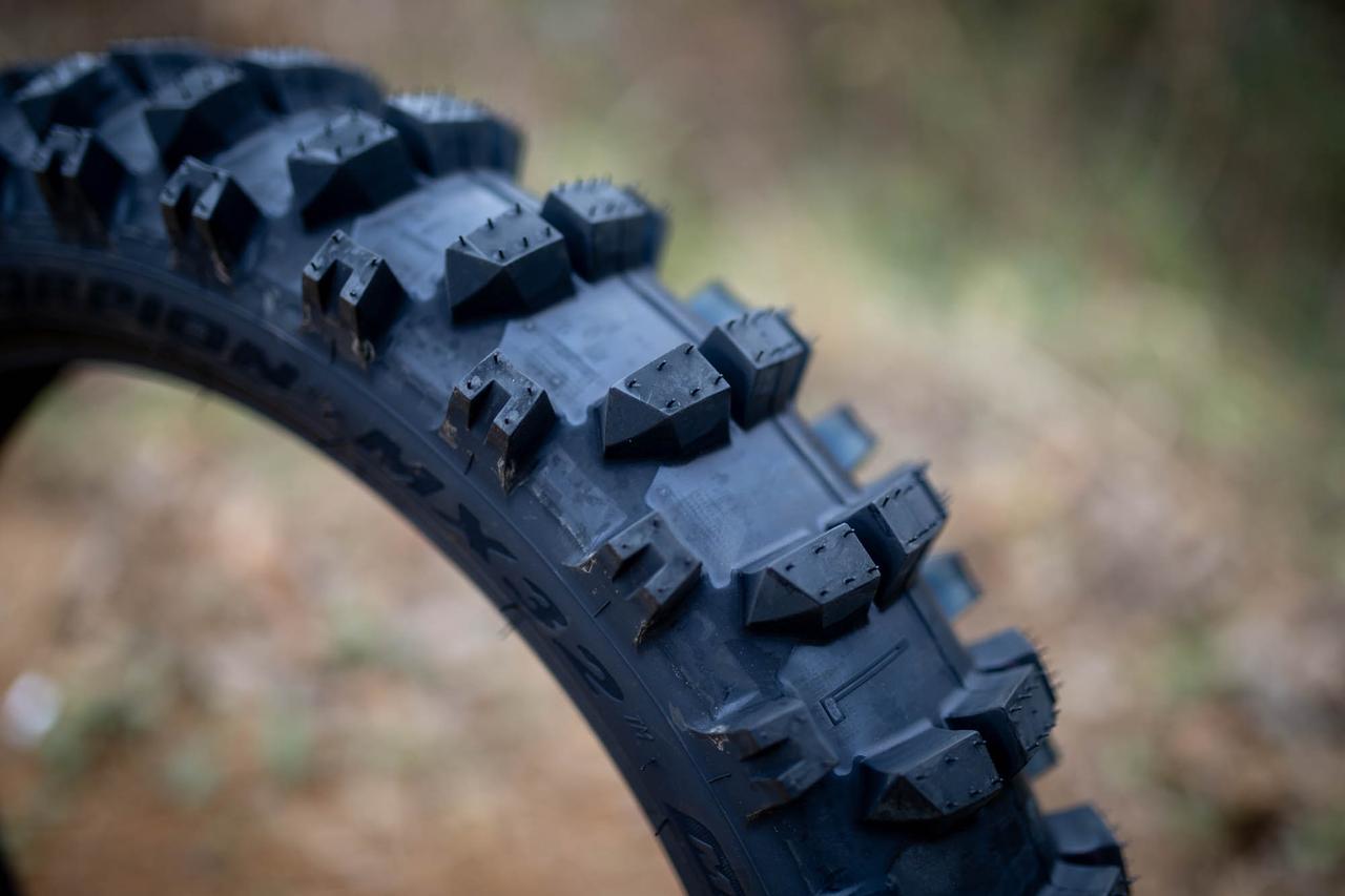 画像3: 旧型が得意とした掘れた路面での性能を継承しつつ、締まった路面への対応を拡大