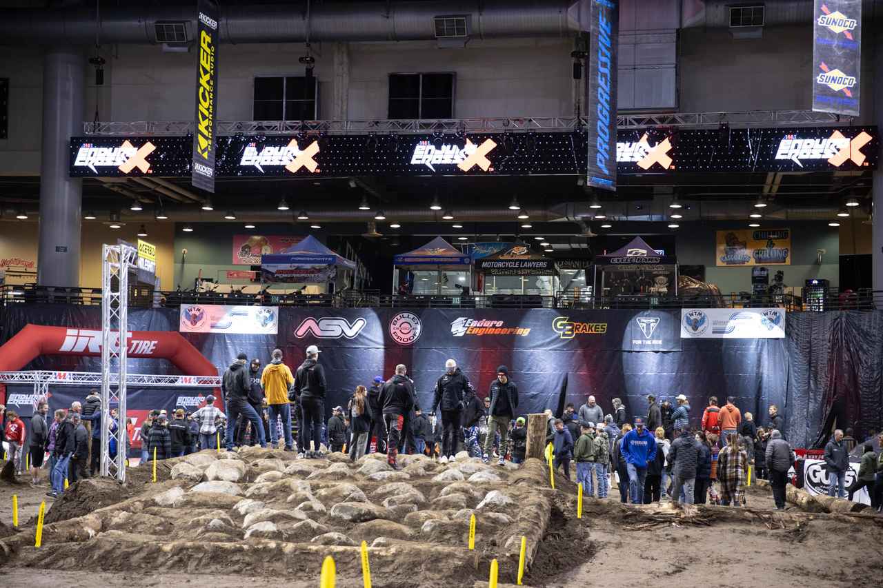 画像: アマチュアもプロも、みんな混じってトラックウォーク。ちなみに、前日にはプロによるエンデューロクロススクールがあり、ラインの細かいところまでレクチャーされる