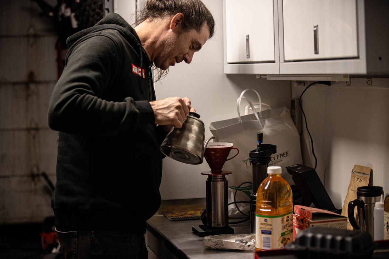 画像: レース前には、サポートライダーに限らずコーヒーをサービスするIRCスタッフのジェリー。きめ細やかなホスピタリティで、ライダー達の胃袋をも掴む