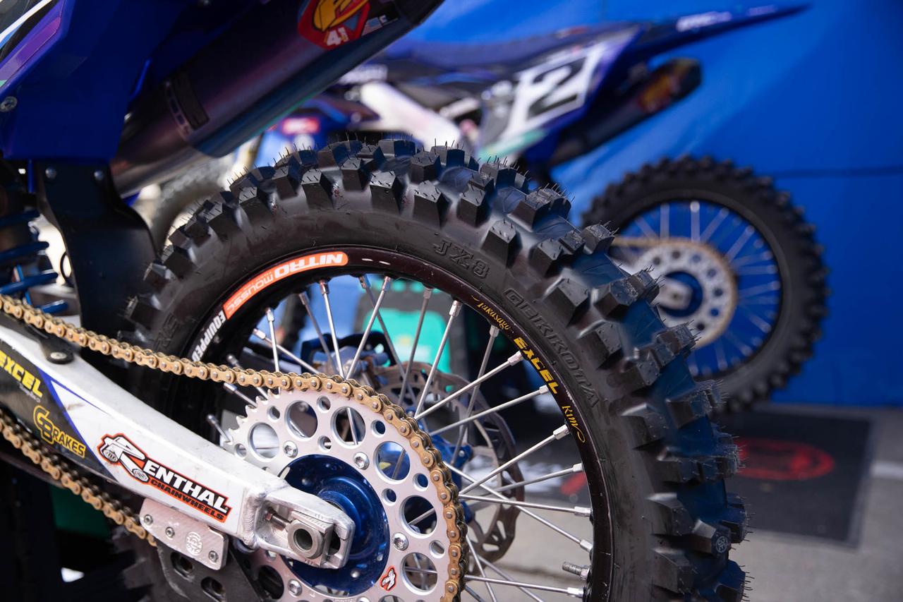 画像: ウェブ、ハーカーの足下にはJX8。ウェブによれば「IRCはサイズやタイプをラウンドによって細かく選べるところがお気に入り」とのこと。「エンデューロクロスはJX8の110サイズを選ぶことがほとんど。表彰台には上がれたけど、人生で表彰台に上がったレースの中で一番グチャグチャで最悪な走りだった。でも、どうやら他の皆はもっと酷かったみたいだね」