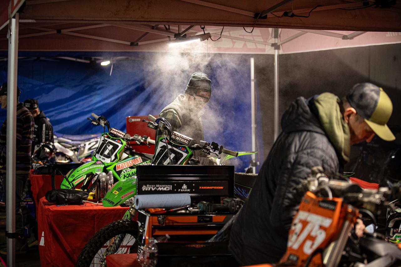 画像: あまりに特殊な用途過ぎて、モトクロッサーの大排気量車は熱的に厳しそうだ。#10ハーカー車の上げる蒸気