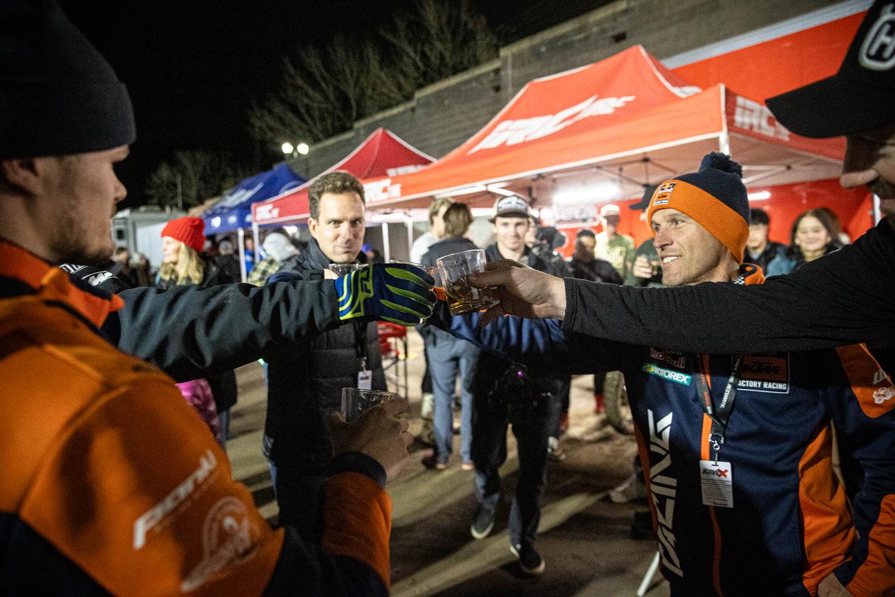 画像: レース後は、IRCテントにみんなが詰め寄ってきてウイスキーが振る舞われる。そのなかにはチャンピオンを含むトップライダーや、KTMの重役の姿も。Cheers!