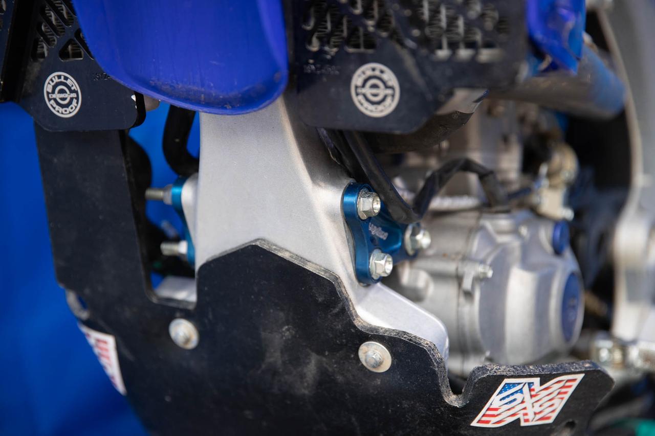 画像: ハーカー、ウェブともにノウハウがない中で手探りでマシンをエンデューロクロスに仕立てている。エンデューロクロスの王道は現在4st350ccだが、ウェブは軽さで勝負できるYZ250FXをチョイス。ハーカーはスタートのパワーを重視してKX450だ。両名、剛性感のチューニングには気を遣っていてがっしりしたエンジンマウントに換装している