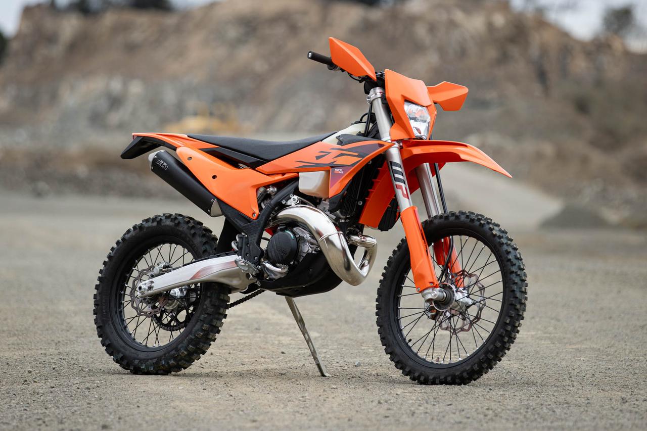 画像1: KTM 250XC-Wレビュー「ナンバー廃止」は退化か、進化か。エンデューロシーンを変える“純競技車両”の決断